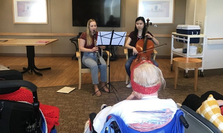 Megan Taylor and Sabrina Leung play clarinet and cello together for patients at HOV