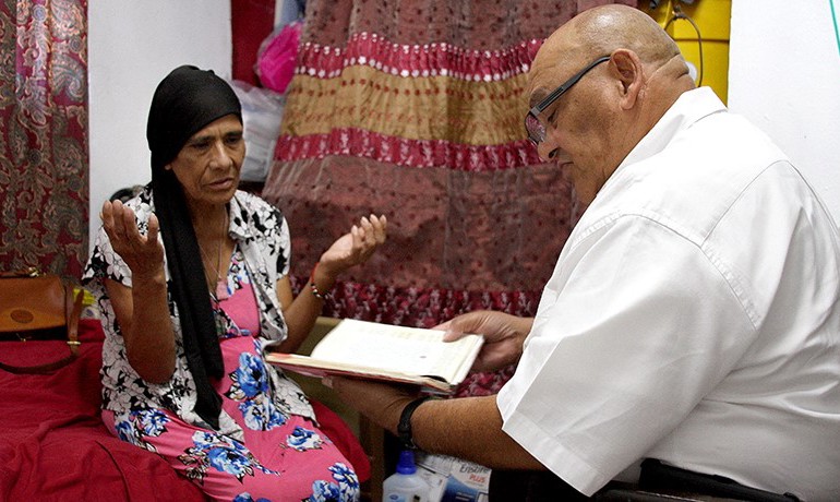 El capellán Cristiano Artigas con Maria Estrada Hernandez