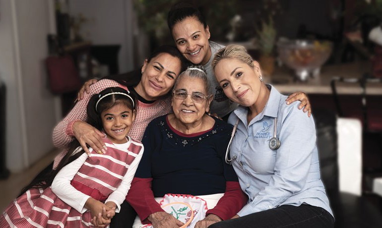 Erica Coronado (derecha) con la familia Domínguez